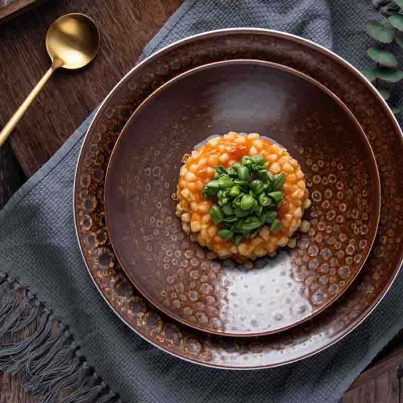 Brilliant protective glaze finish on fine ceramic tableware that withstands heavy scratch wear from commercial steak knives