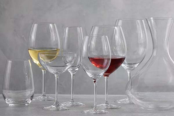 Red Wine Glasses for Dining & Guest Experience