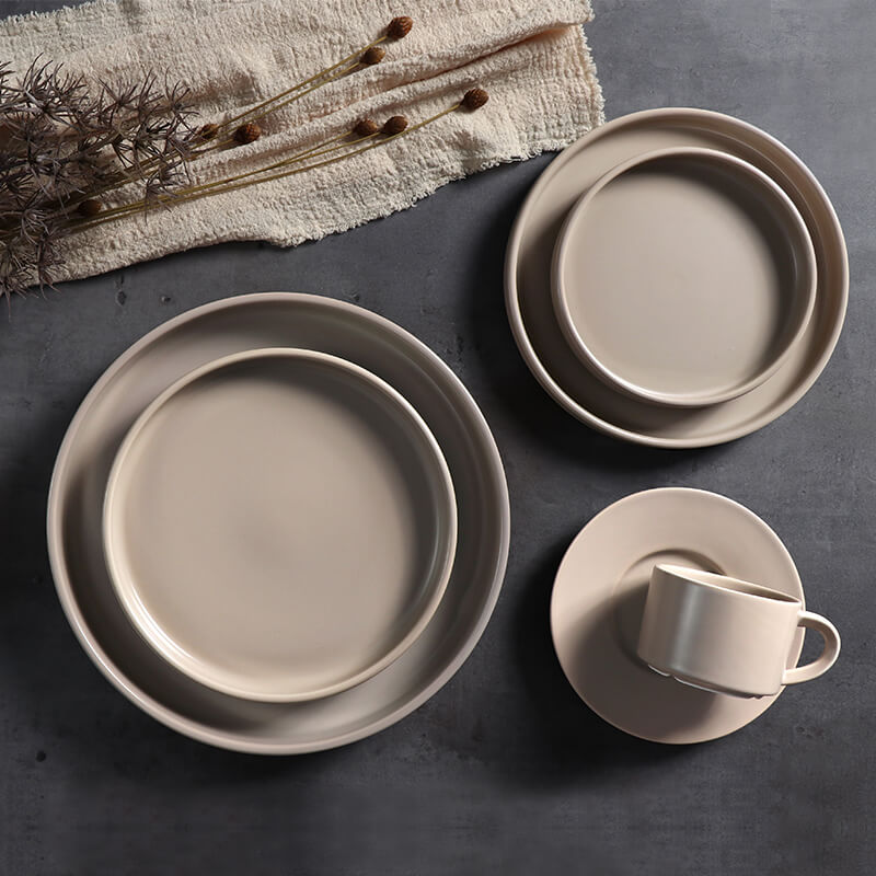 Commercial porcelain dinner plates for hotel service